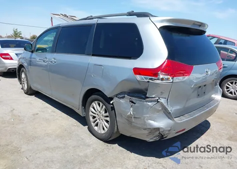 2014 Toyota Sienna Xle V6 8 Passenger z USA, uszkodzony, nr VIN 5TDYK3DC1ES438453